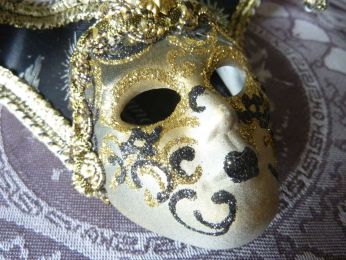 petit masque décoré a la main , tissu doré et noir, gallon dorés, clochettes, visage  avec dessins au glitter    