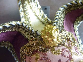 masque décoré à la main à Venise, tissu rose et doré, gallon, clochettes, bijou sur le front, glitter.