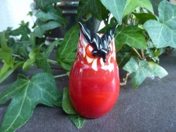 petit hibou rouge et blanc fait en verre de Murano par un maître verrier