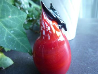 petit hibou rouge et blanc fait en verre de Murano par un maître verrier