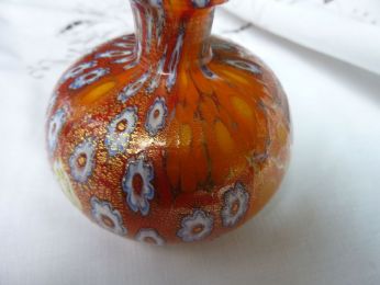 flacon en millefiori travail artistique de Murano , verre soufflé recouvert d'une fine feuille d'or, couleur rouge et orange