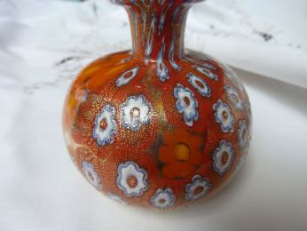 flacon en millefiori travail artistique de Murano , verre soufflé recouvert d'une fine feuille d'or, couleur rouge et orange