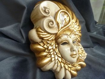 masque en céramique italienne, couleur ivoire et feuille d'or, à suspendre  