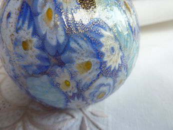 flacon en verre soufflé millefleur bleu et blanc, produit de l'artisanat d'art de Murano