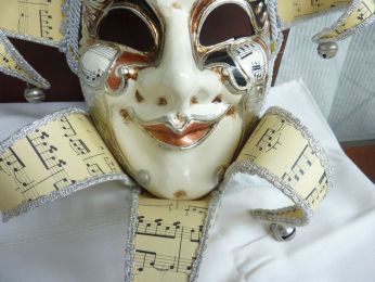 Grand masque joker souriant, cornes en papier  musique, gallon argenté, bijou sur le front, clochettes