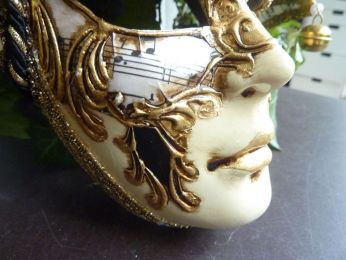 masque jolly pour la décoration, petit visage, décor avec partition de musique, clochettes dorées.