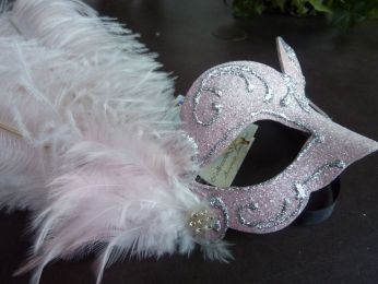 masque loup rose avec plumes d'autruche, paillettes et arabesques en glitter argent
