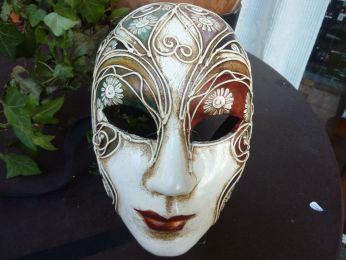masque visage en papier mâché fait et décoré à la main par les artisans vénitiens, joli  dessin en relief 