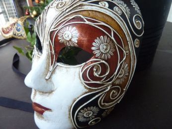 masque visage en papier mâché fait et décoré à la main par les artisans vénitiens, joli  dessin en relief 