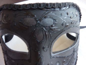 masque loup noir pour homme et femme, décor noir sur noir en relief , gallon et ruban noir 
