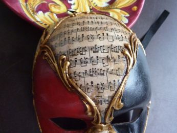 masque pour la décoration en papier mâché, décoré à l main, losanges  rouge, noir et blanc
