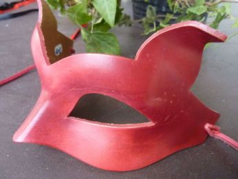 masque chat en cuir rouge, 16 cm x 12 cm