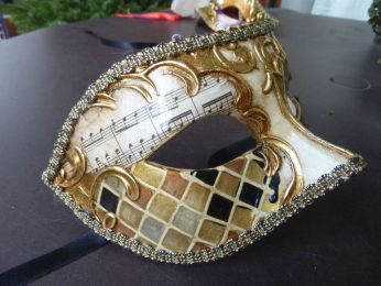 masque loup avec décoration à la feuille d'or et dessin géométrique fait main 

