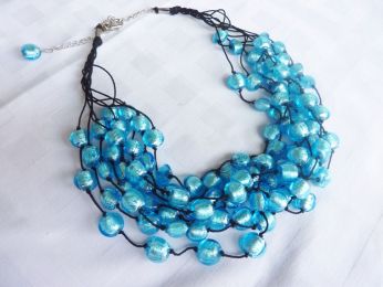 magnifique collier composé de 9 fils en soie noir sur les quels sont disposées à intervalles réguliers de dizaines de perles couleur Aqua mare ; travail artisanal de Murano