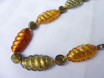 collier avec perles de forme ovale , incrustation d'or recouverte de cristal de couleur divers , des petites perles rondes et applaties separent les grandes 