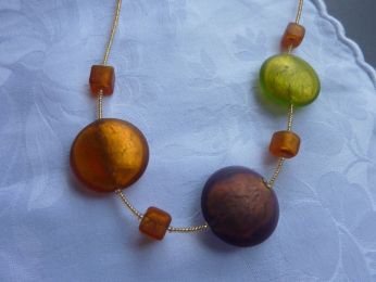 collier avec perles rocailles à la feuille d'or plus trois grandes perles rondes et plates. couleurs vert printemps , topaze, ametiste 