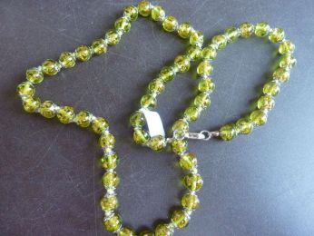  collier composés avec petites perles en verre de murano vert printemps montes sur fils de soie