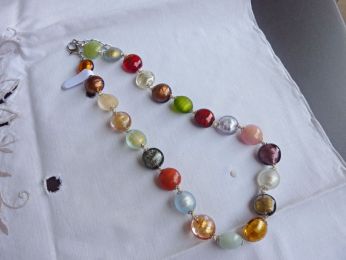 collier composé avec perles rondes plates de divers couleur, fait main, fermoir  argenté. 