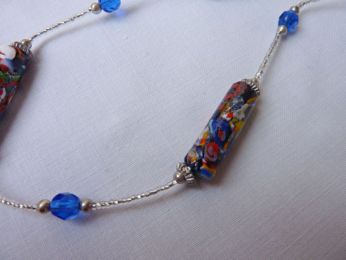 collier en verre de murano, rocaille argenté, petites perle en cristal bleu, perles millefleur sur base  noir de forme à tube (fabrication début 1900  