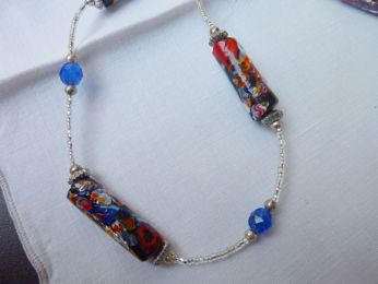 collier en verre de murano, rocaille argenté, petites perle en cristal bleu, perles millefleur sur base  noir de forme à tube (fabrication début 1900  