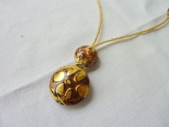 collier pendentif perles fait main à la feuille d'or , fil de rocailles doré