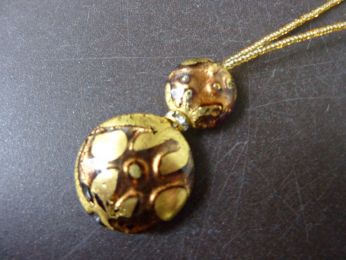collier pendentif perles fait main à la feuille d'or , fil de rocailles doré