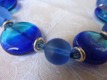 collier perles soufflées en 2 tons de bleu plus perles rondes satinées, rondelles argentées