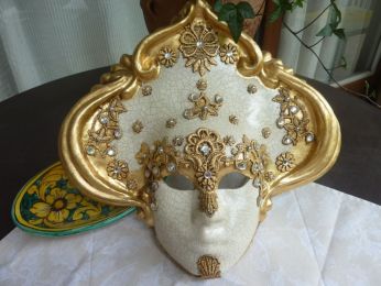 masque en papier mâché, décoré à la main , technique du craquelage , application de macramé et feuille d'or, strass