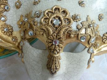 masque en papier mâché, décoré à la main , technique du craquelage , application de macramé et feuille d'or, strass