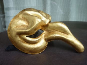 masque en papier mâché fait main , décoré avec feuille d'or