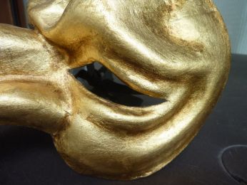 masque en papier mâché fait main , décoré avec feuille d'or
