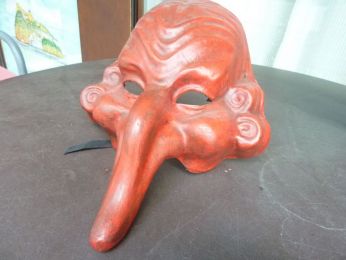 masque d'une figure traditionnelle de Venise, papier mâché,  fait à la main 