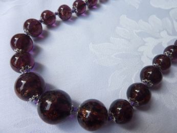 collier gradué en perles de verre de Murano , couleur mauve foncé, fil de soie mauve, fermeture argenté. 