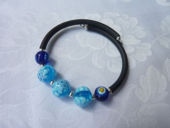 bracelet caoutchouc et perles rondes en verre millefleur couleur bleu 