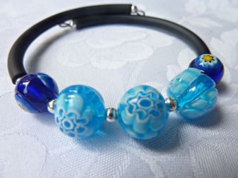 bracelet caoutchouc et perles rondes en verre millefleur couleur bleu 