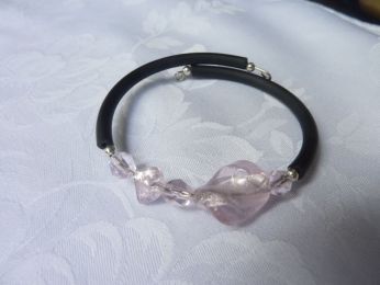 bracelet caoutchouc  et perle roses en verre de murano