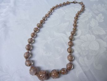collier gradué en perles de verre couleur vieux rose, fil en soie rose