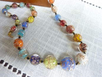 collier  gradué en verre de murano , perles multicolores, fil de soie noir