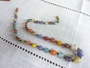 collier  gradué en verre de murano , perles multicolores, fil de soie noir