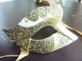 masque loup pour femme, décoration la main , arabesques en glitter doré