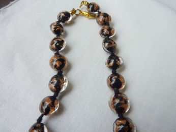 collier avec perles en verre de Murano, couleur noir et mordoré , monté sur fil de soie noir