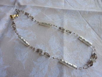 collier composé  avec perles  en verre de divers formes, couleur argent et gris claire