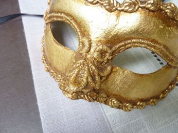  masque loup en papier mâché , doré à la feuille d'or, applications de macramé et très joly et original gallon 