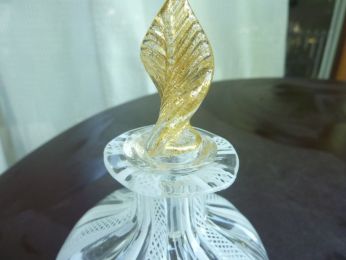 flacon à parfum en verre soufflé "filigrana", magnifique réalisation des artisans de Murano, bouchon en cristal à forme de feuille recouverte d'or