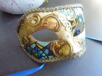 masque loup décoré à la main , arabesques à la feuille d'or , divers tons de bleu , gallon doré