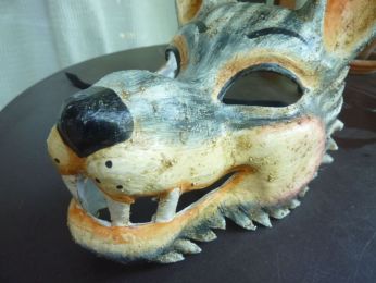 masque de loup en papier mâché pour le déguisement et le théâtre, fait à la main