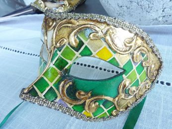 masque loup avec décoration fait main , divers tons de vert et feuille d'or, gallon doré