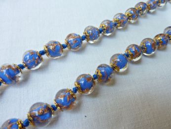 collier en verre de murano couleur bleu avec incrustation de verre aventurine