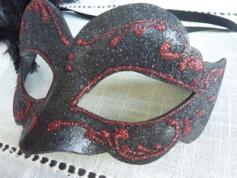 masque loup noir et rouge, plumes d'autruche noir, petit bijoux en strass, paillettes et glitter, décoré à la mai 