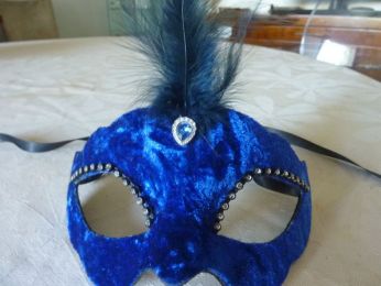 masque loup en velours bleu, petites plumes centrales avec bijoux, strass autour des yeux , très léger et facile à porter  